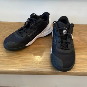 Nike Kyrie Flytrap II Basketball Sneakers